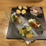 藤沢 日本酒×肉バル 来酒 - 料理写真:前菜5種
クリームチーズとオリーブオイルのオイル漬け
揚げ野菜のマスタード和え
藤沢産生ハム
蛸のマリネ
いぶりがっこクリームチーズ