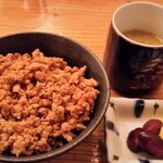 焼とり 熟成魚 木崎 - 〆で、そぼろご飯と鶏スープをいただきました。