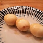 焼とり 熟成魚 木崎 - うずらの半熟玉子。半熟なので、口の中で黄身がトローンと流れます。