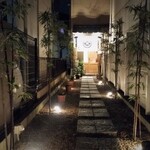 焼とり 熟成魚 木崎 - 趣のある長いアプローチの先にお店はあります。