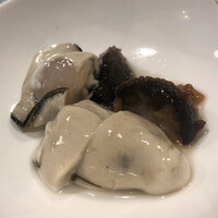 うを徳 - 
                      (1)牡蠣、赤海鼠
                      
                      
                      能登の赤海鼠は番茶で煮てます。
                      長崎の牡蠣は昆布締めして更に旨味アップ。
                      
                      牡蠣を更に昆布締めしてますから物凄い旨味の塊になってました\(//∇//)\
                      
                      
                      