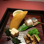 Akasaka Watanabe - 八寸：鯖棒寿司　煮穴子　筍の木の芽みそ和え　菜の花辛子浸し　酒盗チーズ きれいな鯖棒寿司。〆方がいい。煮穴子もふわっとしていて好み。春を感じる八寸。