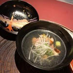 赤坂 渡なべ - お椀：鴨椀　焼き葱　芹　青白葱　柚子 出汁が上品。鴨が柔らかく、焼き葱との相性がいい。