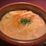 赤坂 渡なべ - 鍋物：どぶ汁　あんこう　白菜　長葱　牛蒡　葱 茨城県の郷土料理。あんこうを入れた漁師料理。それをアレンジしたそうです。 あん肝が鍋に溶けだすと、さらにコクが増します。あん肝が新鮮なんですね。 鮟鱇の身と野菜とともに。すごく美味しい。好み。どぶ汁、初めて食べました。 大塚くんのどぶ汁が、私のどぶ汁となりました。