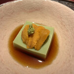 赤坂 渡なべ - 口替り：そらまめ豆腐　雲丹　山葵　旨醤油 丁寧に作られていました。なめらか。雲丹が甘い。雲丹がなくても十分に美味しい。
