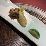 赤坂 渡なべ - 揚げ物：すっぽんから揚げ　タラの芽　すだち すっぽん大好き。すっぽんの味付けがいい。初タラの芽かも。天ぷらは普通に美味しい。