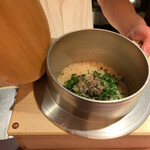 赤坂 渡なべ - 食事：丸ご飯　散らし葱　香の物 すっぽんの土鍋ご飯。旨みが凝縮されています。 一口いただいて、水が多めだったのかな？って思ったんのですが、途中ちょうどよくなってくるんです。 これも計算のよう。葱の青みがいい。おにぎりでお持ち帰りしました。