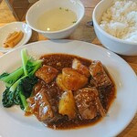 Winamukihainanchikinraisu - 牛肉の黒胡椒煮込み。ライス（おかわり自由だったかと）とスープ、漬物？が付いて税込1,000円也。