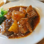 Winamukihainanchikinraisu - 牛肉の黒胡椒煮込みのアップ。牛肉がブロック状で良い感じ。