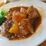 威南記海南鶏飯 - 牛肉の黒胡椒煮込みのアップ。牛肉がブロック状で良い感じ。