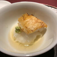赤坂 渡なべ - 煮物：甘鯛のかぶら蒸し　百合根　銀あん 甘鯛の鱗焼きに　見た目地味なかぶら蒸し、を盛り込んだところがいい。餡もバランスがいい。 ゆり根の食感を楽しみました。
