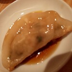 特製餃子 かばさ - タレに漬けて～(^^♪
