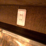 小粋処 家族 - カウンター下のコンセント