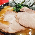 横浜家系ラーメン 山崎家 - 大判チャーシューにほうれん草