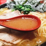 横浜家系ラーメン 山崎家 - 濃厚かつスッキリしたスープ