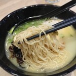 Marutama Ra-men - 1911_Marutama Ra-men Mall Of Indonesia_TAMAGO RAMEN SET@74,900Rp(玉子ラーメン) から揚げ、ご飯セット_麺リフト