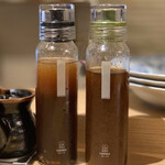 とんかつ けい太 - トリュフ入りドレッシング(左)とノンオイル大葉ドレッシング(右)