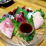 ジンギスカンやきとり元祖千両 - 鹿児島産地鶏の刺身3点盛 980円