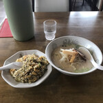 台湾料理　全家福 - 豚骨ラーメン＋高菜炒飯