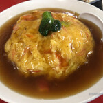 南京飯店 - ツヤツヤ天津飯。写真だと色が濃くてしょっぱそうだけど、実は、ちょっと甘めの餡です。