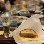 オールドニューダイナー - ・チーズバーガー 1/2カット。