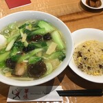 華味 - 青菜と椎茸、筍のスープそばと半炒飯