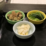 Teishoku To Horoyoi Shouga Yakiya - 定食の3種の小鉢…この日はゴボウと厚揚げの胡麻和え、小松菜のお浸し、白菜の甘酢