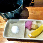 天ぷら処 こさか - 天ぷらには，天ツユ・２種類の大根おろし・塩・レモンが添えられます（２０１２年４月）