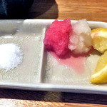 天ぷら処 こさか - ‘‘紅心大根’ の大根おろしは，レモン汁をかけると鮮やかな濃桃色に変化します（２０１２年４月）