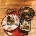 酒井商会 - 旬のものの3点盛り（子持ち昆布と菜の花の和え物など）