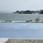 ハウス ウィズアウト ア キー - プールの中にハレクラニのマーク