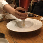 浪花ろばた 頂鯛 - 素敵スタッフちゃんがサーブしてくれますよ〜