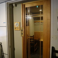 ヒル薬膳粥・ヨル貝料理カイノクチ - エレベーターで3階に着