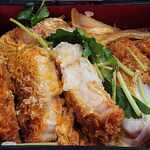 とんかつ よしみ - とんかつ よしみ ＠西葛西 ご飯少な目でお願いした かつ重 柔らかい食感のかつ断面 煮ても衣が剥がれない驚きの調理技術！