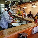 とんかつ よしみ - とんかつ よしみ ＠西葛西 店内 ご高齢の大御所がお元気で未だ厨房に立たれるのが何より嬉しい！