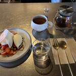 カビ ニカイ - フレッシュ苺のデザートと紅茶