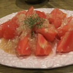 居酒屋ZIZI - トマトと玉葱のサラダ