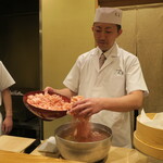 日本料理 太月 - 出汁を引く大将