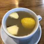 Cafe Z - アップルレモネード660円。大きめのカップにたっぷり。リンゴ強めで飲みやすい。はちみつも入ってるので香りもいいし寒い日に合いそうな飲み物。