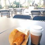 ル・グルニエ・ア・パン - アトレ屋上の空中花園にて  ドリンクは成城石井のもの