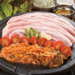 豚大門市場 - 料理写真:サムギョプサルセット。焼いたトマトと一緒に食べると美味。おかわり無料です。