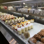 パティスリー ユウ ササゲ - ケーキショーケース全景