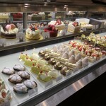 パティスリー ユウ ササゲ - ケーキショーケース全景