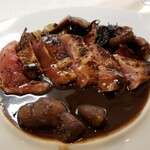 フランス料理 タンモア - ぺルドロールージュ(山ウズラ)胸肉のロティ、鮑の肝ソース