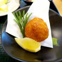 磯料理　まるけい - 名物料理のしんじょ（単品で注文）。抹茶塩とレモンでさっぱりと