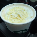スターバックス・コーヒー - 蓋を開けると細かく砕かれたホワイトチョコレートがたっぷりと