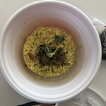 カップ麺になった鶏そば298円(税込)…お湯を注ぐ前♪