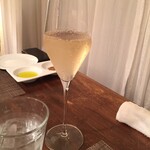 サラマンジェ ド ヨシノ - シャンパンでスタート