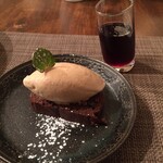 サラマンジェ ド ヨシノ - 紅茶のアイス、チョコレートケーキ　サクランボ焼酎添え