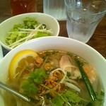 ランチ 鶏フォー
          奥のボールの野菜を入れて食べます。